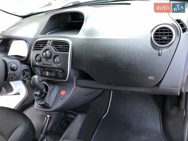 Белый Рено Кенгу, объемом двигателя 1.56 л и пробегом 167 тыс. км за 9999 $, фото 14 на Automoto.ua