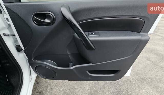 Білий Рено Кєнгу, об'ємом двигуна 1.46 л та пробігом 131 тис. км за 13300 $, фото 36 на Automoto.ua