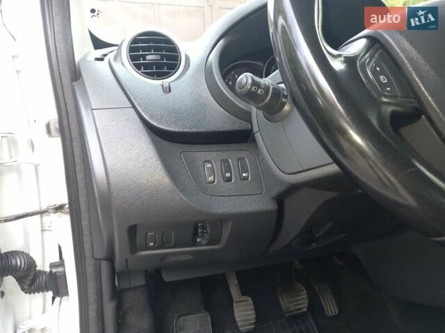 Рено Кенгу 2017 в Киеве на Automoto.ua Белый Рено Кенгу, объемом двигателя 1.5 л и пробегом 260 тыс. км за 11400 $, фото 14 на Automoto.ua