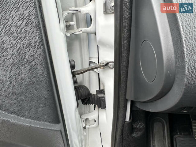 Білий Рено Кєнгу, об'ємом двигуна 1.5 л та пробігом 125 тис. км за 13499 $, фото 49 на Automoto.ua