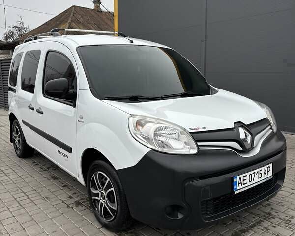 Белый Рено Кенгу, объемом двигателя 1.5 л и пробегом 199 тыс. км за 9999 $, фото 3 на Automoto.ua