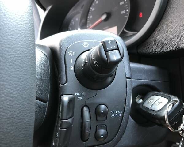 Белый Рено Кенгу, объемом двигателя 1.56 л и пробегом 167 тыс. км за 9999 $, фото 30 на Automoto.ua