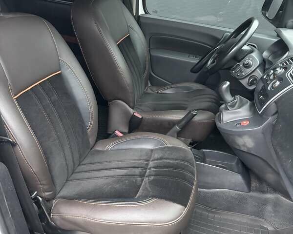 Белый Рено Кенгу, объемом двигателя 1.5 л и пробегом 199 тыс. км за 9999 $, фото 14 на Automoto.ua