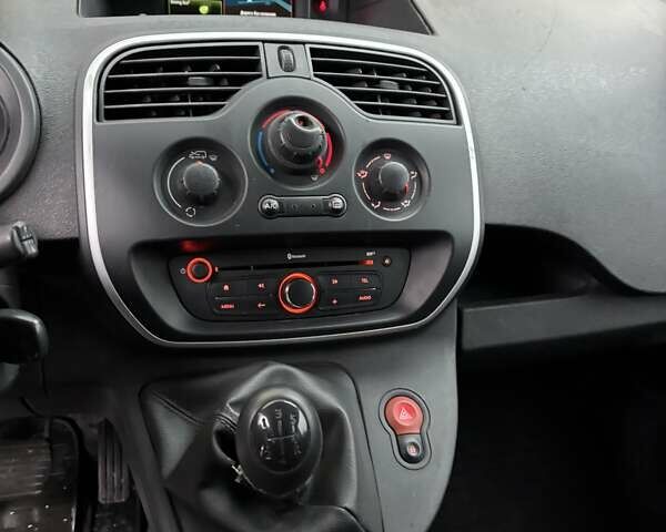 Белый Рено Кенгу, объемом двигателя 1.5 л и пробегом 199 тыс. км за 9999 $, фото 13 на Automoto.ua