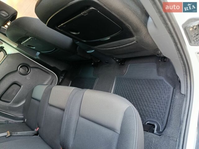 Білий Рено Кєнгу, об'ємом двигуна 1.5 л та пробігом 130 тис. км за 12200 $, фото 44 на Automoto.ua