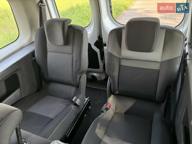 Белый Рено Кенгу, объемом двигателя 1.5 л и пробегом 235 тыс. км за 13200 $, фото 16 на Automoto.ua