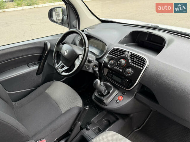 Белый Рено Кенгу, объемом двигателя 1.5 л и пробегом 117 тыс. км за 12999 $, фото 45 на Automoto.ua
