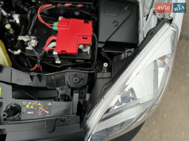 Белый Рено Кенгу, объемом двигателя 1.5 л и пробегом 71 тыс. км за 14700 $, фото 92 на Automoto.ua