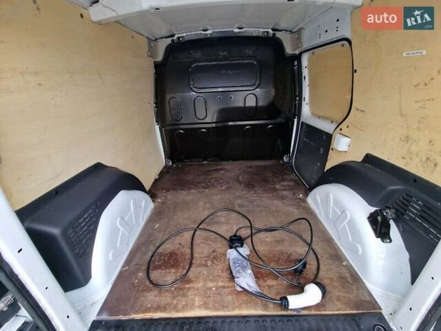 Белый Рено Кенгу, объемом двигателя 0 л и пробегом 105 тыс. км за 9100 $, фото 12 на Automoto.ua