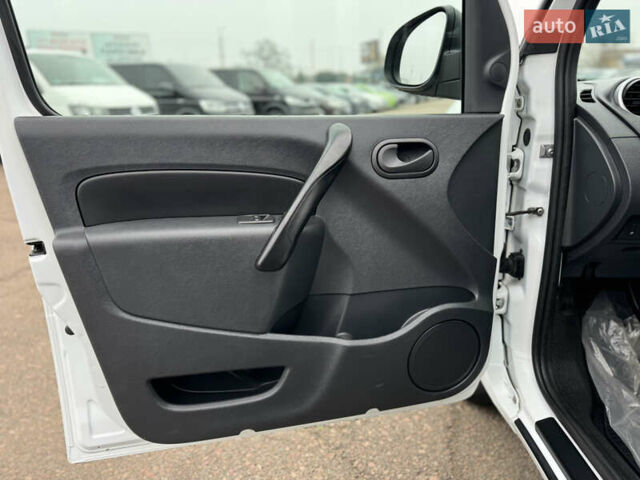 Белый Рено Кенгу, объемом двигателя 1.5 л и пробегом 71 тыс. км за 14700 $, фото 85 на Automoto.ua