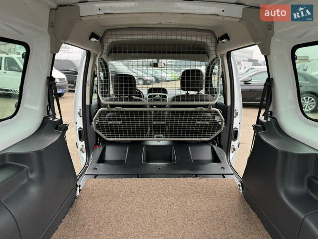 Белый Рено Кенгу, объемом двигателя 1.5 л и пробегом 71 тыс. км за 14700 $, фото 80 на Automoto.ua