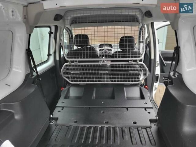 Белый Рено Кенгу, объемом двигателя 1.5 л и пробегом 200 тыс. км за 12900 $, фото 43 на Automoto.ua