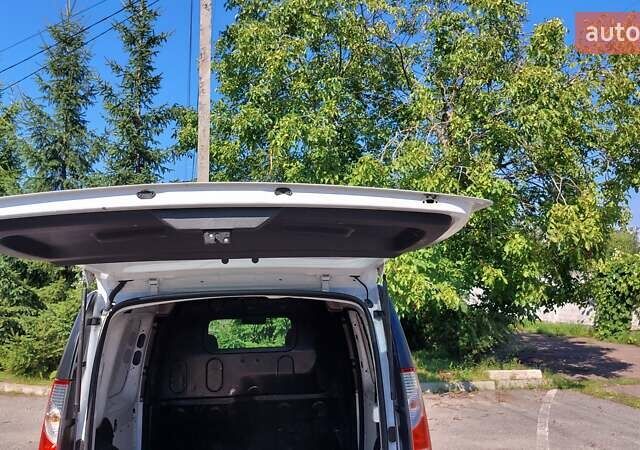 Белый Рено Кенгу, объемом двигателя 1.5 л и пробегом 253 тыс. км за 9400 $, фото 19 на Automoto.ua