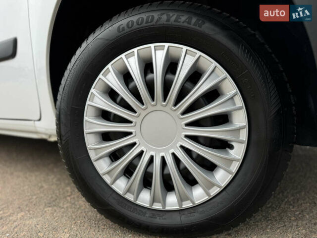 Белый Рено Кенгу, объемом двигателя 1.5 л и пробегом 71 тыс. км за 14700 $, фото 24 на Automoto.ua