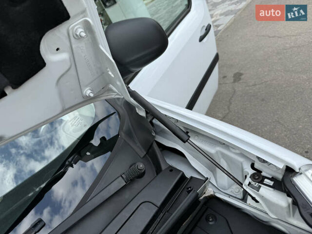 Белый Рено Кенгу, объемом двигателя 1.5 л и пробегом 117 тыс. км за 12999 $, фото 88 на Automoto.ua