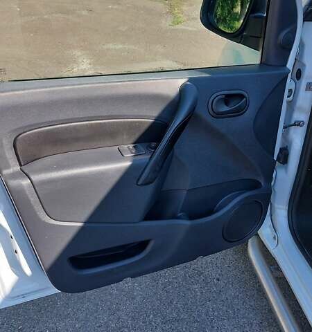 Белый Рено Кенгу, объемом двигателя 1.5 л и пробегом 253 тыс. км за 9400 $, фото 13 на Automoto.ua