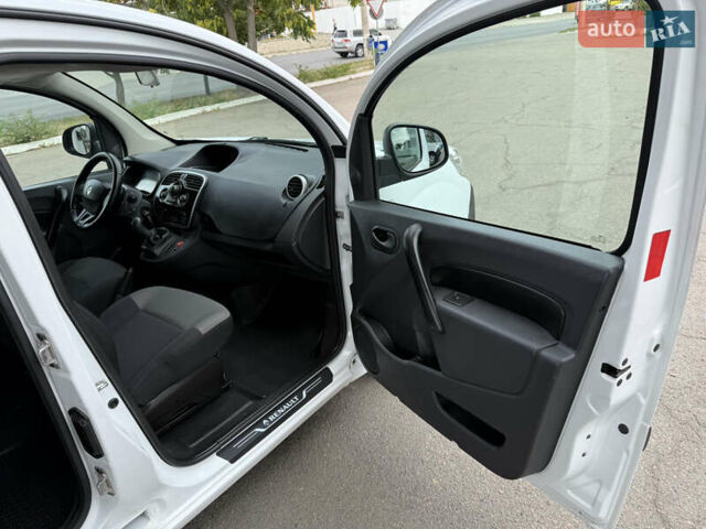 Белый Рено Кенгу, объемом двигателя 1.5 л и пробегом 117 тыс. км за 12999 $, фото 50 на Automoto.ua