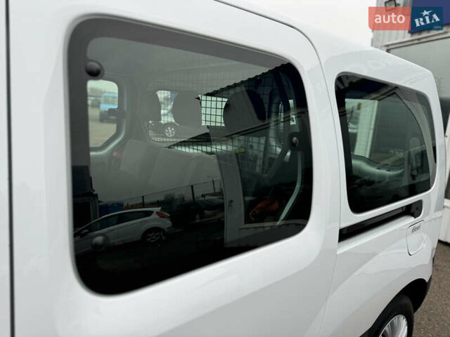 Белый Рено Кенгу, объемом двигателя 1.5 л и пробегом 71 тыс. км за 14700 $, фото 13 на Automoto.ua