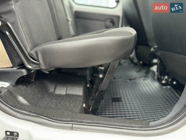 Белый Рено Кенгу, объемом двигателя 1.5 л и пробегом 71 тыс. км за 14700 $, фото 43 на Automoto.ua