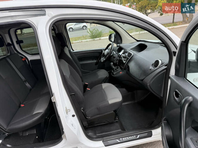 Белый Рено Кенгу, объемом двигателя 1.5 л и пробегом 117 тыс. км за 12999 $, фото 42 на Automoto.ua