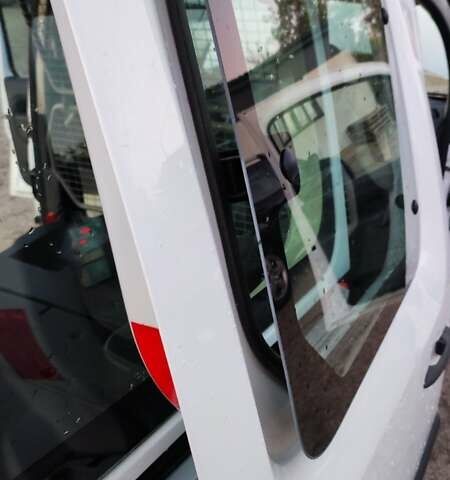 Белый Рено Кенгу, объемом двигателя 1.5 л и пробегом 140 тыс. км за 10000 $, фото 23 на Automoto.ua