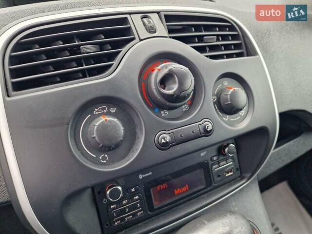 Белый Рено Кенгу, объемом двигателя 0 л и пробегом 105 тыс. км за 9100 $, фото 28 на Automoto.ua