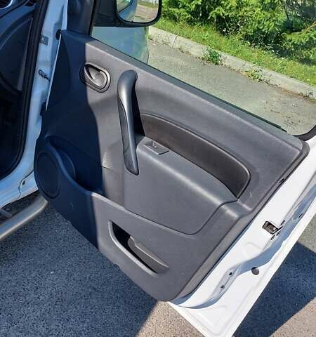 Белый Рено Кенгу, объемом двигателя 1.5 л и пробегом 253 тыс. км за 9400 $, фото 12 на Automoto.ua