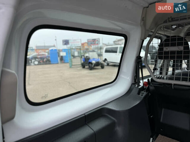 Белый Рено Кенгу, объемом двигателя 1.5 л и пробегом 71 тыс. км за 14700 $, фото 41 на Automoto.ua