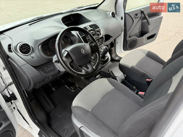 Белый Рено Кенгу, объемом двигателя 1.5 л и пробегом 117 тыс. км за 12999 $, фото 5 на Automoto.ua