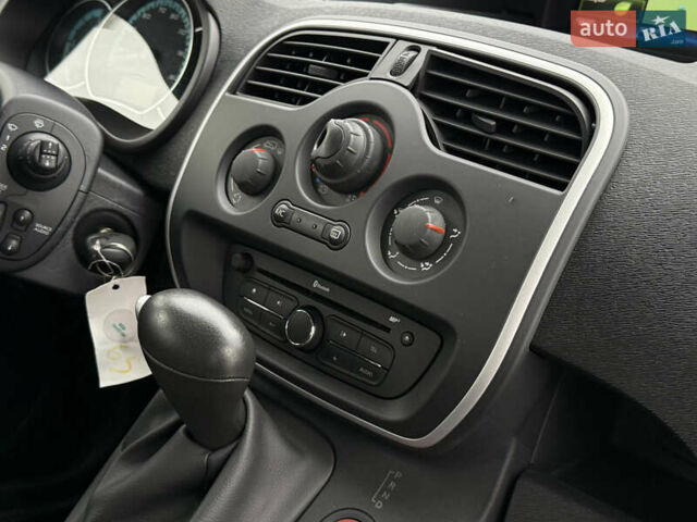 Белый Рено Кенгу, объемом двигателя 0 л и пробегом 11 тыс. км за 14799 $, фото 28 на Automoto.ua