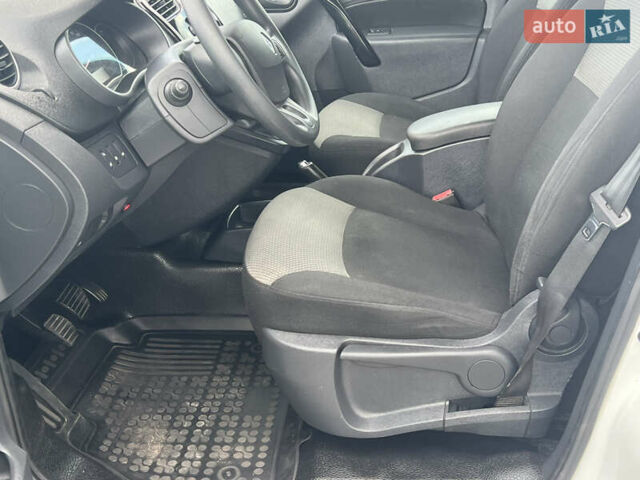 Белый Рено Кенгу, объемом двигателя 1.46 л и пробегом 140 тыс. км за 11799 $, фото 16 на Automoto.ua