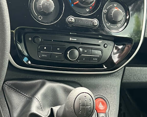 Белый Рено Кенгу, объемом двигателя 1.46 л и пробегом 140 тыс. км за 11799 $, фото 45 на Automoto.ua