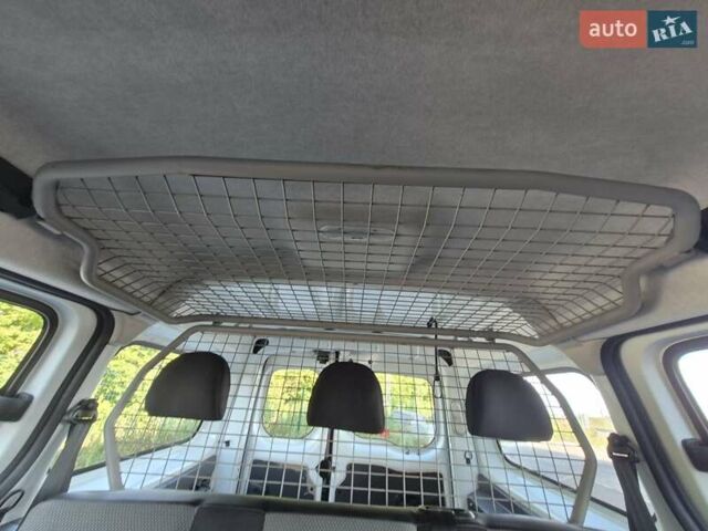 Белый Рено Кенгу, объемом двигателя 1.5 л и пробегом 162 тыс. км за 12570 $, фото 32 на Automoto.ua
