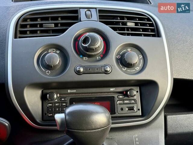 Белый Рено Кенгу, объемом двигателя 0 л и пробегом 75 тыс. км за 9999 $, фото 24 на Automoto.ua