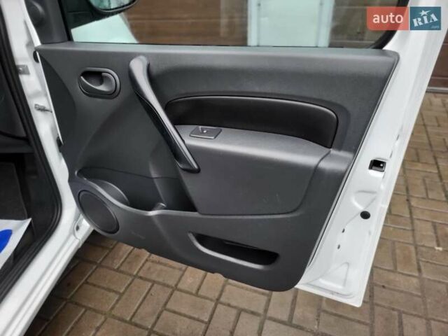 Белый Рено Кенгу, объемом двигателя 1.5 л и пробегом 200 тыс. км за 12900 $, фото 23 на Automoto.ua