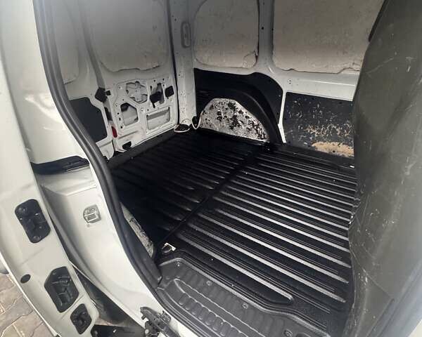 Белый Рено Кенгу, объемом двигателя 1.5 л и пробегом 161 тыс. км за 8200 $, фото 10 на Automoto.ua