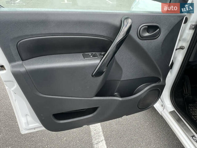Белый Рено Кенгу, объемом двигателя 1.46 л и пробегом 140 тыс. км за 11799 $, фото 19 на Automoto.ua