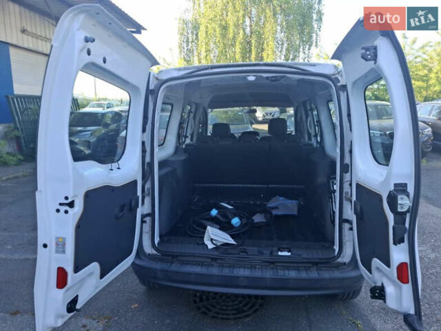 Белый Рено Кенгу, объемом двигателя 0 л и пробегом 1 тыс. км за 14600 $, фото 5 на Automoto.ua