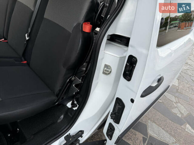 Белый Рено Кенгу, объемом двигателя 1.5 л и пробегом 117 тыс. км за 12999 $, фото 112 на Automoto.ua