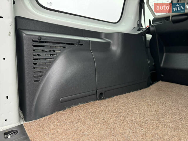 Белый Рено Кенгу, объемом двигателя 1.5 л и пробегом 71 тыс. км за 14700 $, фото 36 на Automoto.ua