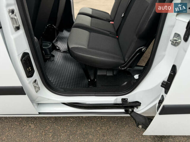 Белый Рено Кенгу, объемом двигателя 1.5 л и пробегом 71 тыс. км за 14700 $, фото 74 на Automoto.ua