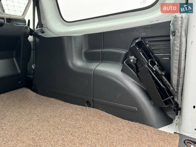 Белый Рено Кенгу, объемом двигателя 1.5 л и пробегом 71 тыс. км за 14700 $, фото 37 на Automoto.ua