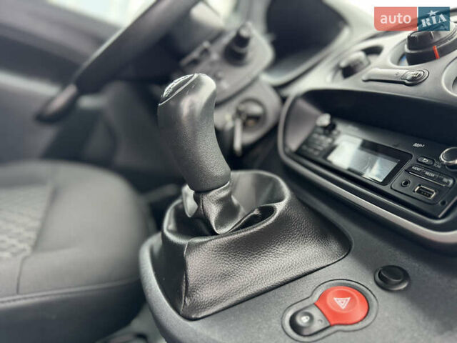 Белый Рено Кенгу, объемом двигателя 1.5 л и пробегом 71 тыс. км за 14700 $, фото 62 на Automoto.ua