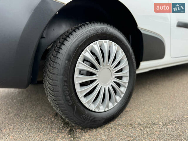 Белый Рено Кенгу, объемом двигателя 1.5 л и пробегом 71 тыс. км за 14700 $, фото 29 на Automoto.ua