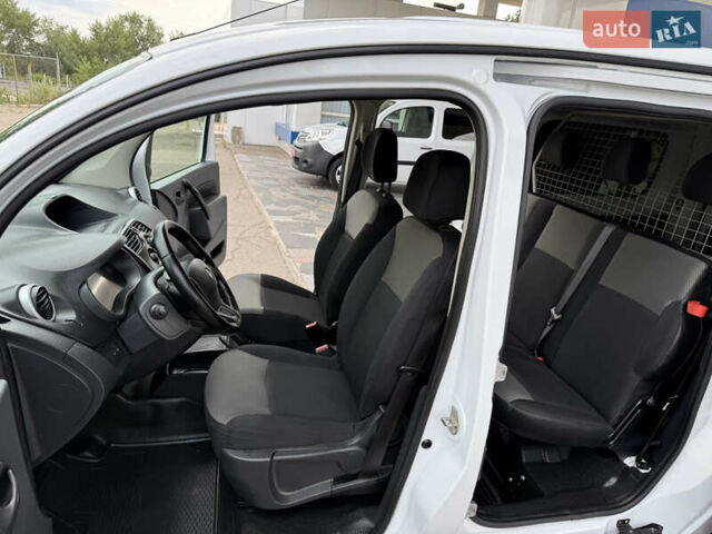 Белый Рено Кенгу, объемом двигателя 1.5 л и пробегом 117 тыс. км за 12999 $, фото 56 на Automoto.ua