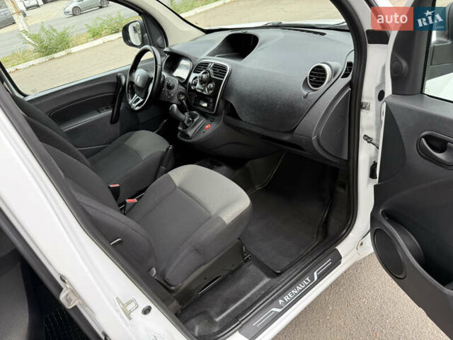 Белый Рено Кенгу, объемом двигателя 1.5 л и пробегом 117 тыс. км за 12999 $, фото 41 на Automoto.ua
