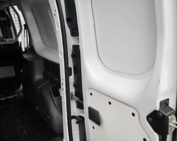 Белый Рено Кенгу, объемом двигателя 1.5 л и пробегом 200 тыс. км за 12900 $, фото 45 на Automoto.ua