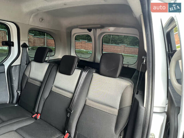 Белый Рено Кенгу, объемом двигателя 1.5 л и пробегом 172 тыс. км за 12999 $, фото 42 на Automoto.ua