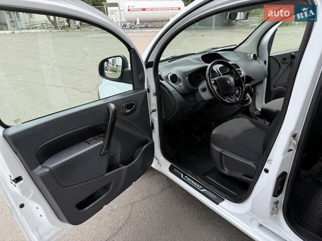 Белый Рено Кенгу, объемом двигателя 1.5 л и пробегом 117 тыс. км за 12999 $, фото 53 на Automoto.ua