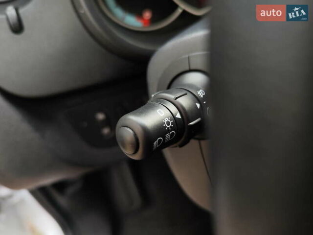 Белый Рено Кенгу, объемом двигателя 0 л и пробегом 16 тыс. км за 14700 $, фото 17 на Automoto.ua